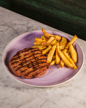 Hamburger di manzo e patatine fritte
